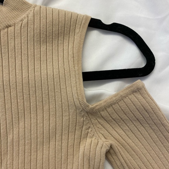 Caramel turtleneck with shoulder cut outs 🍪 - Picture 3 of 6